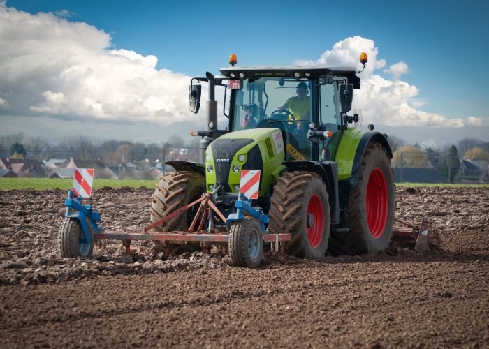 tractor-7007875_1920